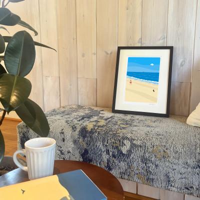 ふるさと納税 茅ヶ崎市 湘南・茅ヶ崎で描く、海を感じるイラストアート『ジークレーアートフレーム　SL-01』(小:八つ切) |  | 01