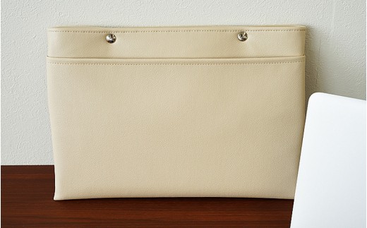 PVCレザーパソコンケース（クラッチバッグ）「match」11インチ用（ベージュ） ／ PCケース ノートパソコン タブレット 撥水 耐水 軽量 薄型 スリム ビジネス オフィス カジュアル 縦型 横型 PVCレザー クラッチバッグ おしゃれ ミニマリスト ギフト 千葉県 No.252-03