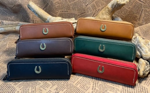 蹄鉄付きラウンドファスナーペンケース　（キャメル）　栗東市 / 株式会社ブルズエフ [BIAU501]