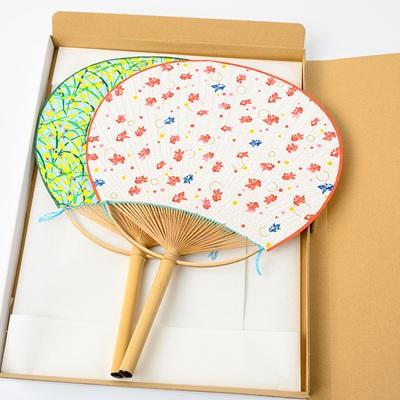 ふるさと納税 館山市 日本三大うちわ「房州うちわ」大型2本組セット　友禅千代紙　絵柄は職人おまかせ |  | 01