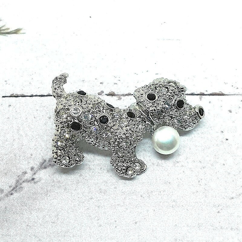 【ふるさと納税】1967 ブローチ・イヌ（A）（淡水本真珠・ボタン） ブローチ 真珠のブローチ 犬 イヌのブローチ 淡水真珠 白黒イヌ 贈り物 かわいいアクセサリー イヌのアクセサリー カジュアルアクセサリー