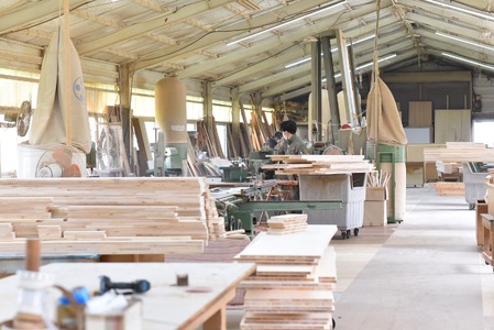 ＜スノキ ｈ－ベンチ（ソープフィニッシュ）＞ 宮崎県産桧寄材使用！子ども用ベンチ【MI045-kw-02】【株式会社クワハタ】