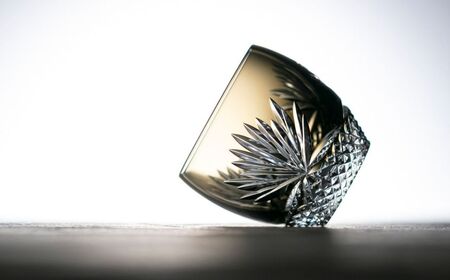 江戸切子 冷酒杯 月下美人 T535-2763-BLK |  江戸切子 クリスタルガラス 冷酒杯 日本酒 冷酒 盃 おちょこ お猪口 猪口 グラス 記念日 日本土産 伝統 日本製 プレゼント 贈り物 