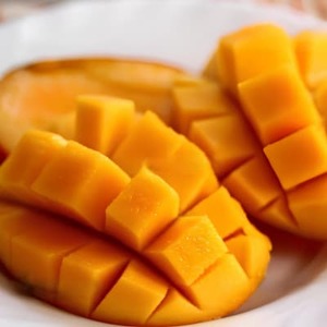 【先行受付・2026年7月から順次発送・家庭用】糸洲農園のアーウィンマンゴー1kg(2～3玉)【配送不可地域：離島】【1694623】