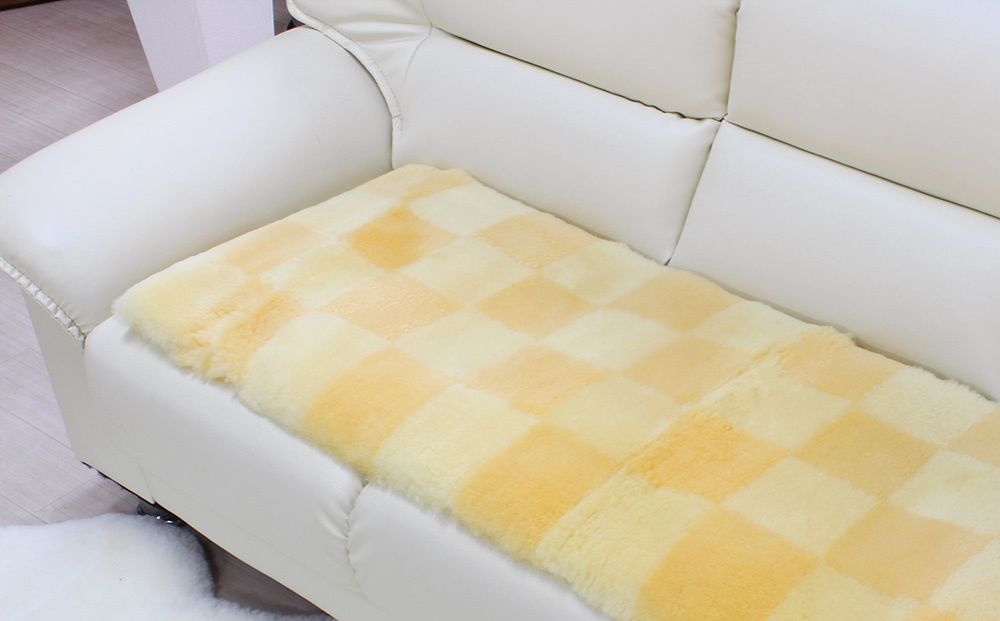 奈良 (株)マスダ製 ムートン長座布団 チェック柄 イエロー 40cm×120cm／ ムートン 羊毛皮 羊毛 スプリングラム 100％使用 座布団 ラグ インテリア オールシーズン 通年 贈り物 プレゼント 誕生日 記念日 株式会社マスダ 奈良県 宇陀市 ふるさと納税