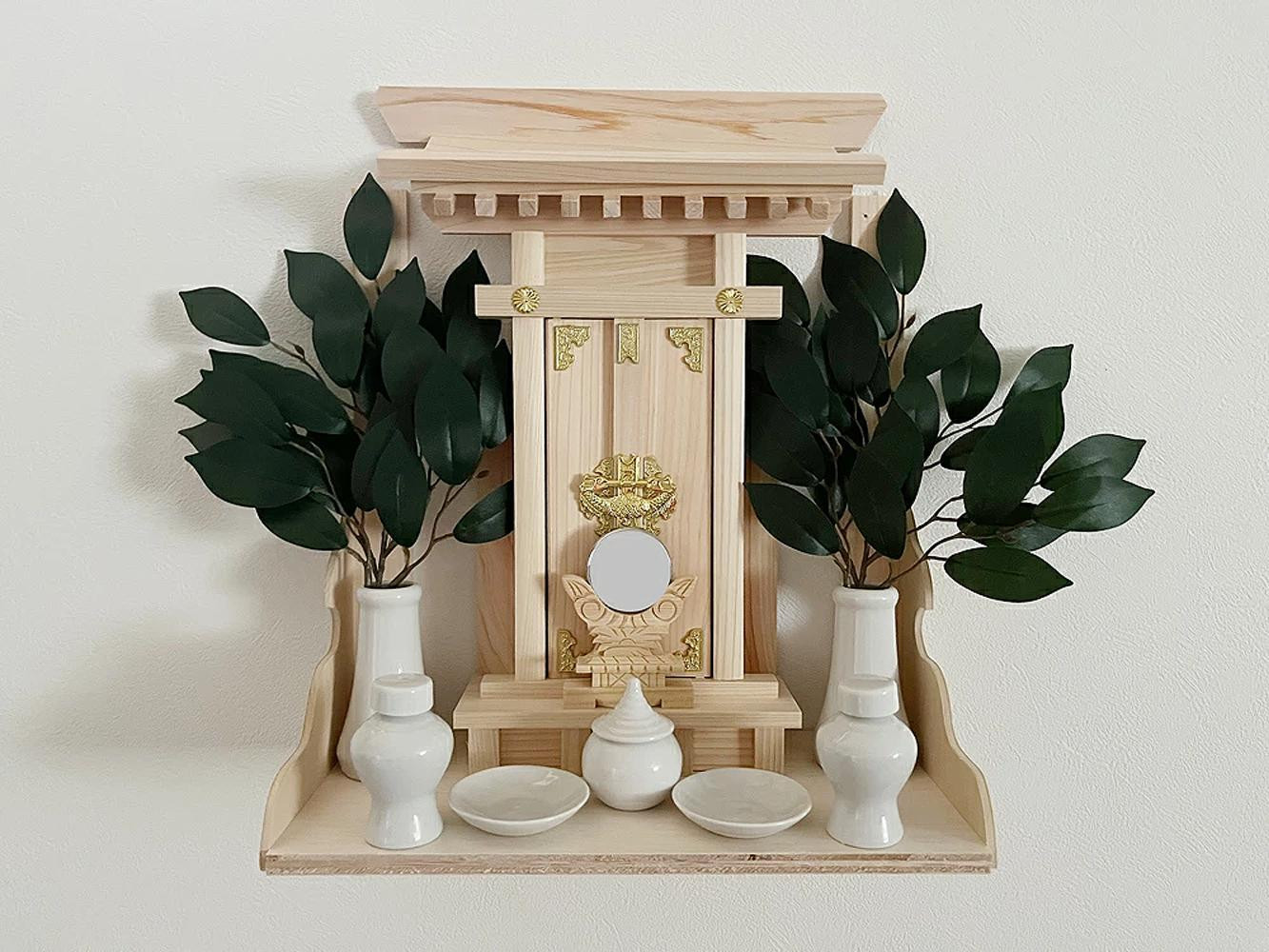
            神棚セット 壁掛け 神具7点 榊付き 壁掛け 神棚 神具 榊 造花 ヒノキ ヒノキ製 インテリア おしゃれ モダン 工芸品 御神札 お供え 御札 お札 伝統 家内安全 商売繁盛 合格祈願 滋賀 彦根
          