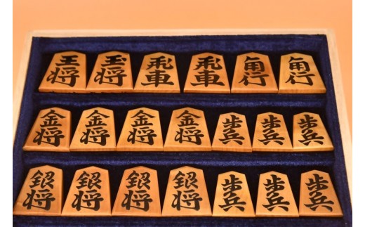 
                  0700-08-17 「宗月」作　盛上 将棋駒 紫電 御蔵島黄楊 柾目 【限定1品】
                