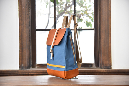 近江牛レザーと地産帆布で作ったフラップ付き リュック びわ湖ブルー【CC42W】