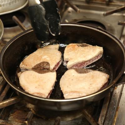 ふるさと納税 御前崎市 日光丸自慢の一本釣りカツオ使用!カツオシーステーキ 約1,200g(約400g×3)ステーキソース付 |  | 02