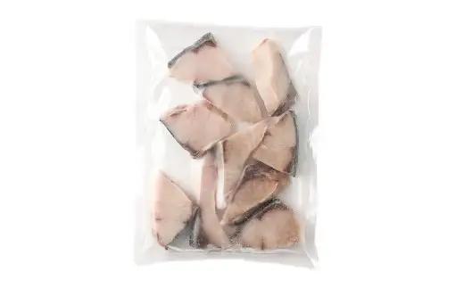 長崎産 養殖ぶり 骨取り切身 （ 無塩 ） 約30g × 10切 × 3パック 合計約900g ぶり ブリ 鰤 魚 魚介 鮮魚 魚類 小分け 家庭用 おかず 骨取り 骨なし 骨無し 冷凍