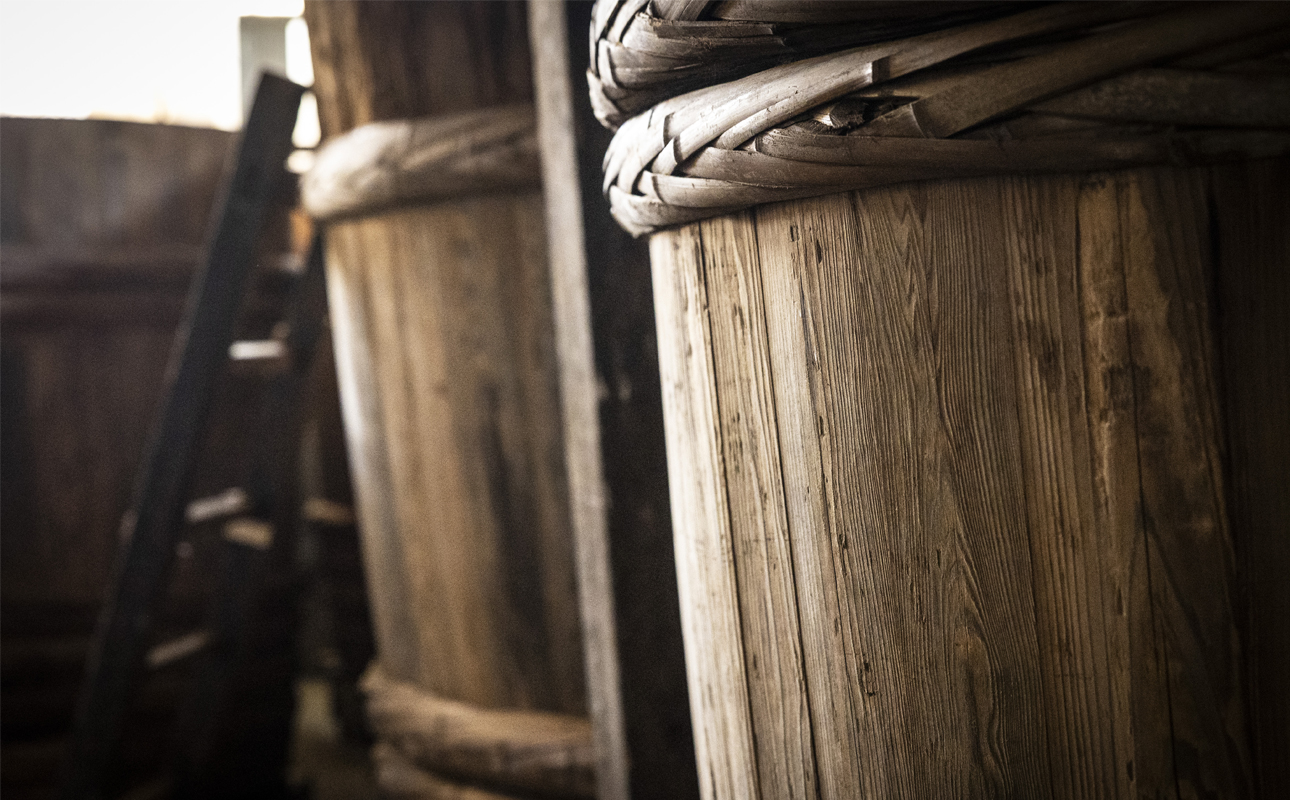 プラスティックやステンレスの桶とは異なる、「百年木桶」ならではの味わいを。創業100年以上続く、希少な木桶仕込みの伊勢藏6点セット（丸大豆醤油200ml、白醤油200ml、香るぽんず360ml、香るつ