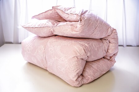 リサイクル羽毛掛布団　白州洗いのリサイクル羽毛ダウン90％使用　羽毛量1.6kg　冬掛けダブルサイズ（ピンク系色）