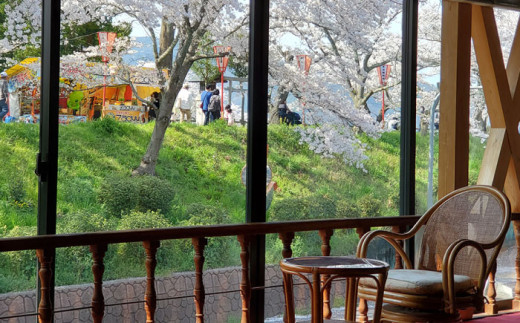 【本館】宿泊券 桜と日本庭園の老舗旅館「天野館」宿泊券(1名様・1泊お食事なし) ?チケット 旅行 観光 1名 1人 1泊 食事なし 素泊まり 旅館 老舗旅館 庭園 桜の名所 雲南市 三刀屋川 河畔 