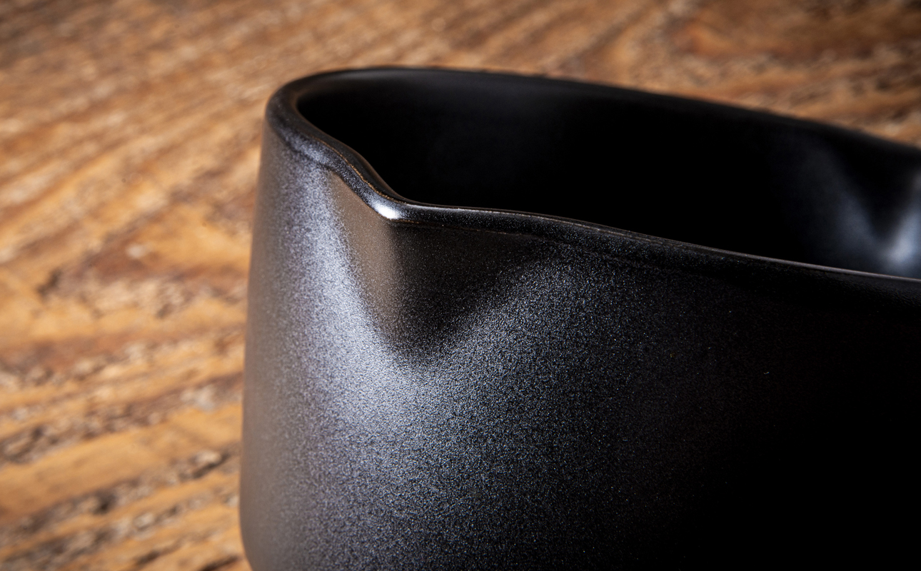 【萬古焼(ばんこやき)】Handmade土鍋 弥生陶園　職人が一つ一つ丁寧に成形し焼き上げる、こだわりの土鍋ミルクパン　土鍋の国内生産80％のシェアを誇る伝統の萬古焼　TS-702　土鍋ミルクパン（黒