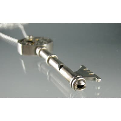 銀の笛　鍵だけど笛　メカニカルな手巻時計モチーフ ペンダント　ホイッスル　チェーン付き　シルバー92【配送不可地域：沖縄県】