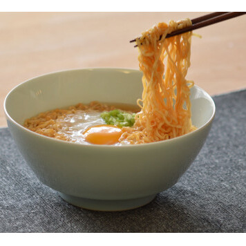 有田焼 究極のラーメン鉢 青白磁（レンゲ付き）【まるぶん】食器 器 うつわ ブルー 丼ぶり シンプルな丼ぶり 無地 丼ぶり ラーメン丼ぶり 使いやすい丼ぶり A14-115_イメージ3