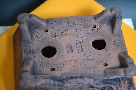 常滑焼　龍長方鉢| 長方龍鉢 焼き物 特産品 贈り物 盆栽 職人 浮彫細工 角山陶苑 幸峰作 朱泥 桐箱付き 園芸 日本製 愛知県 常滑市