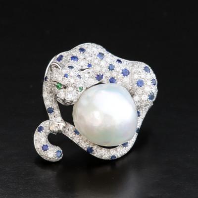 ふるさと納税 山梨市 K18WG白蝶真珠バロック17mm”レオパード”ブローチペンダント【D2.47ct・S1.12ct】 |  | 01