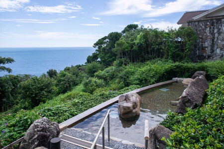 南紀勝浦温泉 宿泊割引券 300,000円相当 （3000円割引券×100枚）