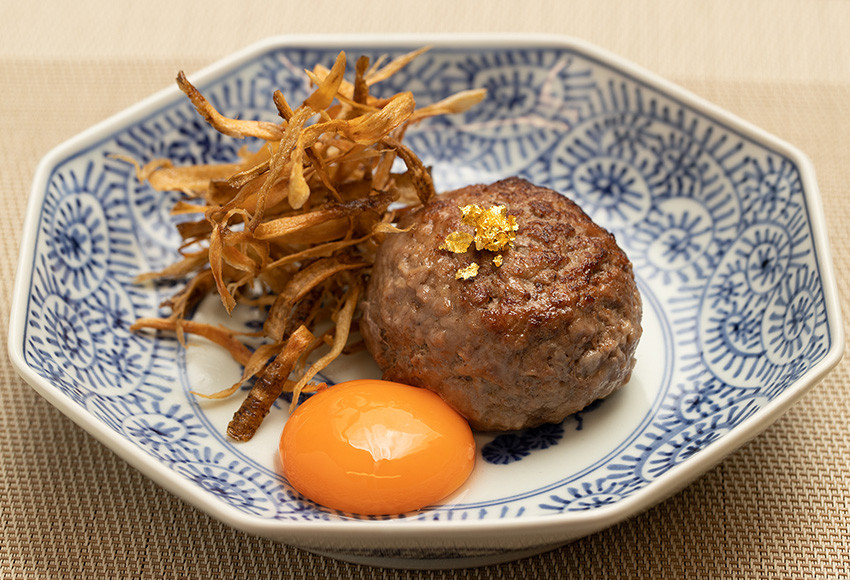 贅沢な神戸牛ミンチ肉は、ジューシーな味わいが特徴。
極上の旨味を家庭料理で堪能してみませんか。