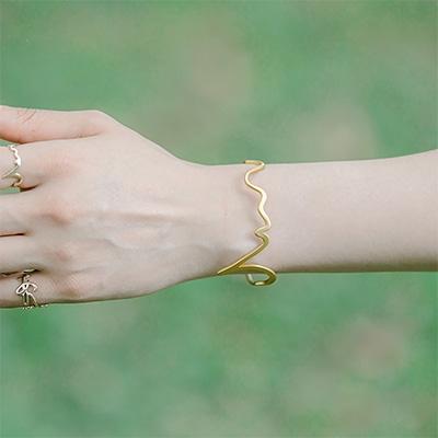 ふるさと納税 静岡市 【國廣沙織×三代目板金屋】Hiraganaバングル　こころ　ゴールドSサイズ　1個