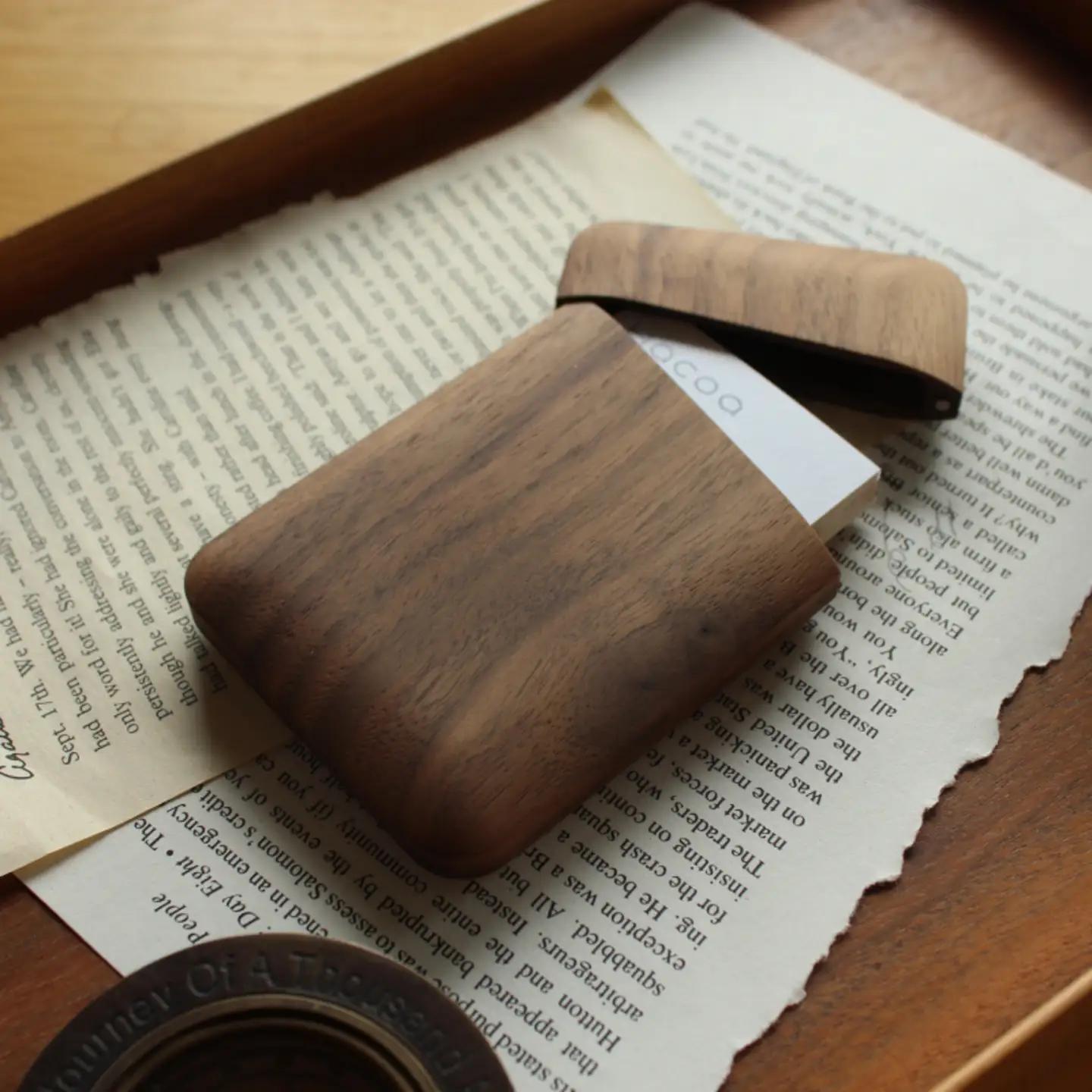 【Hacoa】おしゃれで美しいデザインの木製名刺入れ ウォールナット「Card Case Gentle」