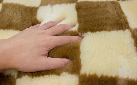 奈良 (株)マスダ製 ムートン長座布団 チェック柄 ブラウン 40cm×120cm／ ムートン 羊毛皮 羊毛 スプリングラム 100％使用 座布団 ラグ インテリア オールシーズン 通年 贈り物 プレ