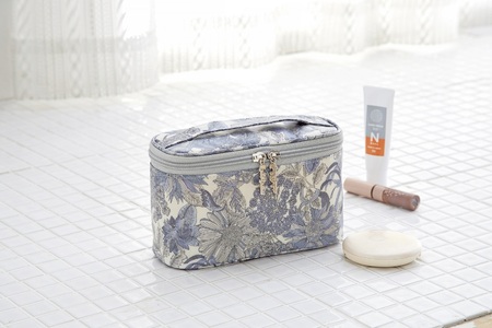 【Cyalel Yahata】プレミアムリバティプリント スリムバニティポーチ アンジェリカ・ガーラ グレー 化粧ポーチ レディース 小物入れ 旅行用 トラベルポーチ 花柄 箱入り 日本製_OS007