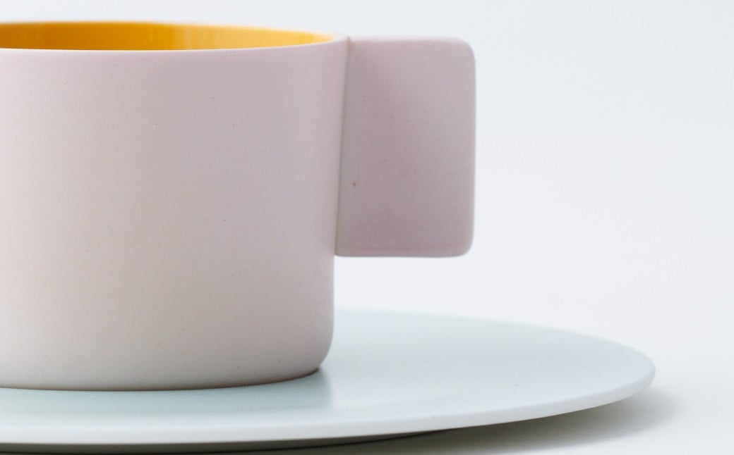 ソーサーは淡いブルーカラー