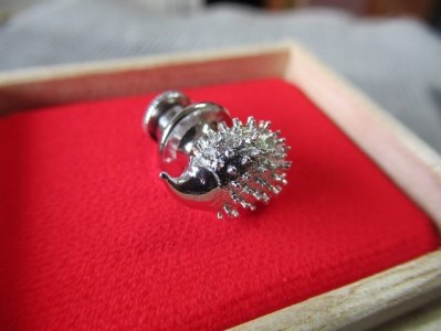 1.5-9-17　「ハリネズミ」ピンブローチ