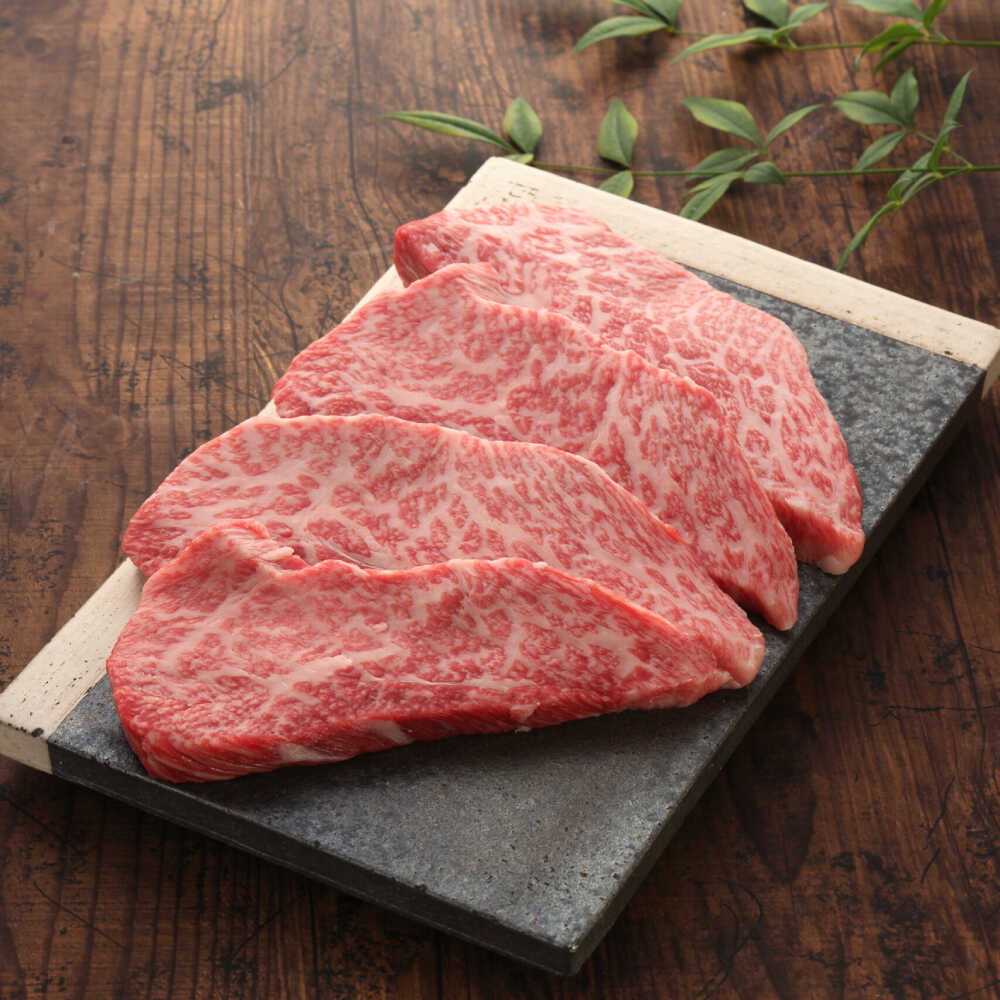 【ふるさと納税】【GI認証】くまもとあか牛トモサンカク 約120g×4枚 / 菊陽町 あかうし 熊本県 肉 にく niku ブランド 旨み くまもとあか牛 和牛 自社牧場 直接 最高 牛 牛肉 ぎゅうにく ぎゅう肉 冷凍 国産 【有限会社 三協畜産】[BHAS016]