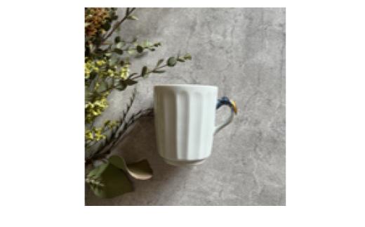 
            白磁彫エンタシス饕餮文把手付マグカップ　有田焼花伝造
          