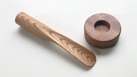 欅の木で作った立つ靴べら　スタンド付き　1セット　木製　WOOD STUDIO KUZE’S MBA004