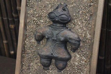 縄文発掘レリーフ（遮光器土偶）
