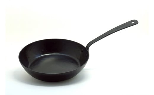 
            鍛冶屋フラットフライパン ロゴ入り22cm FC060042
          
