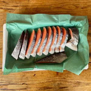 【中辛】【毎月6ヶ月 定期便】厚切り銀鮭 半身1枚 約10枚切【鮭 塩鮭 サケ 焼き魚 魚 おつまみ 惣菜 海鮮 珍味 お取り寄せ 御中元 お中元 お歳暮 父の日 母の日 贈り物 日本酒 焼酎】