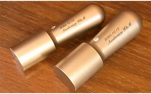 老舗ハンコメーカープロデュース。アニバーサリーチタンHANKO　２本セット。（天丸型15×60㎜・18×60㎜）記念日＆イニシャル（ローマ字印刷）可能。オリオンブルー　鈴木屋印材店[5839-9132]