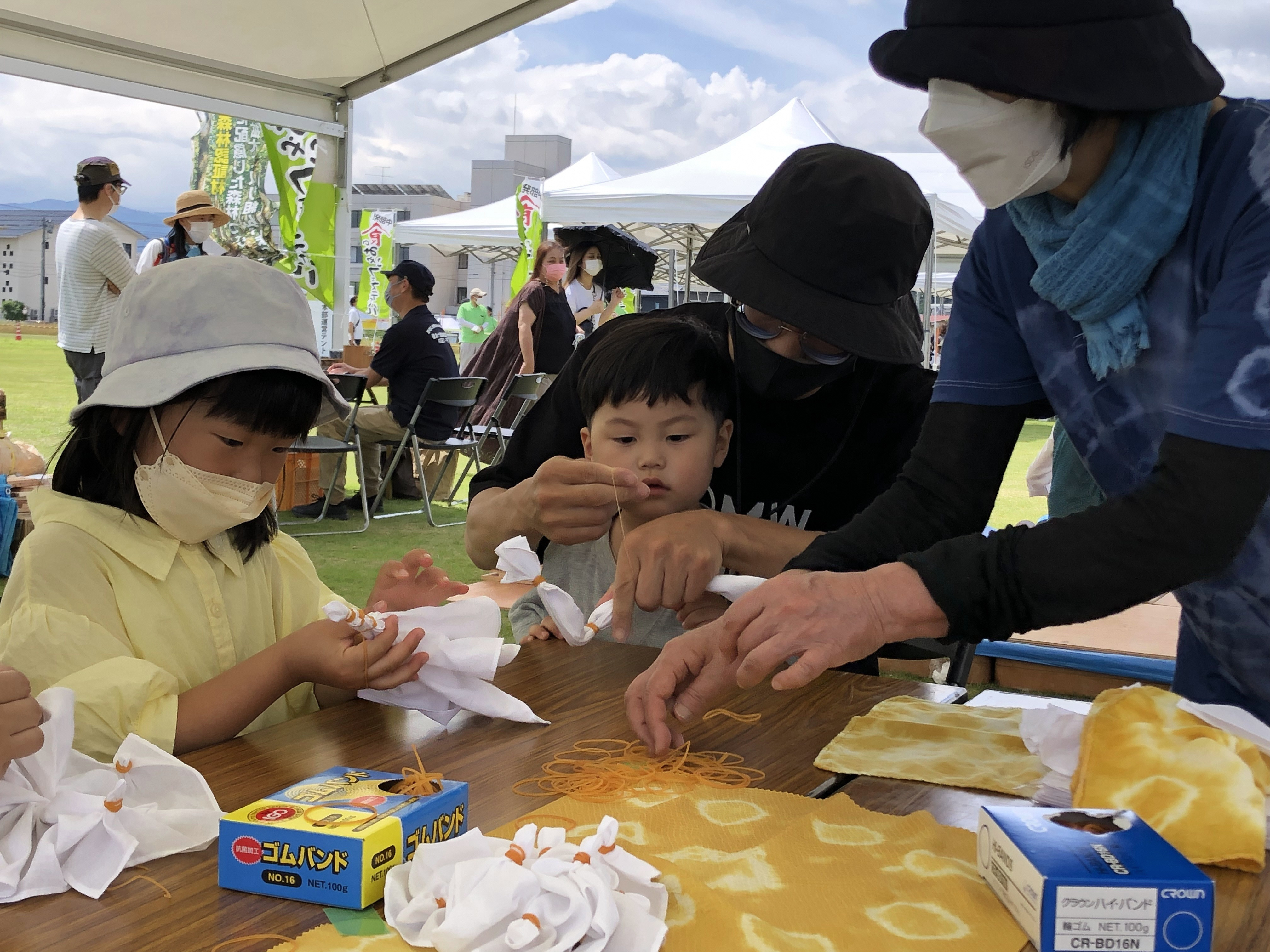 県主催「染めアート・ワークショップ」お手伝いをする応援団員。