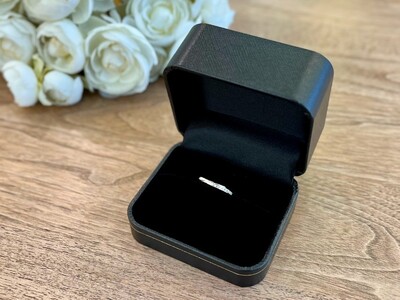 U字ラインの上品なプラチナダイヤモンドリング　FRU207L-D8