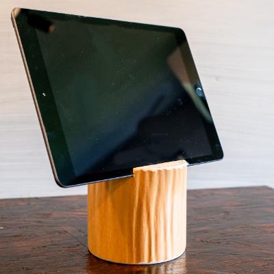 ふるさと納税 宇陀市 森の丸太スタンド　「SHIBORI」　/スマホ・タブレットスタンド　絞り丸太仕上げ