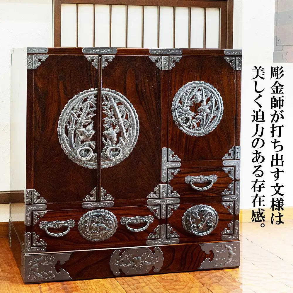 【彫金手打金具】仙台箪笥 帖面箪笥 ≪竹に雀≫ 拭き漆塗り (申込書返送後、3ヶ月～8ヶ月程度でお届け)