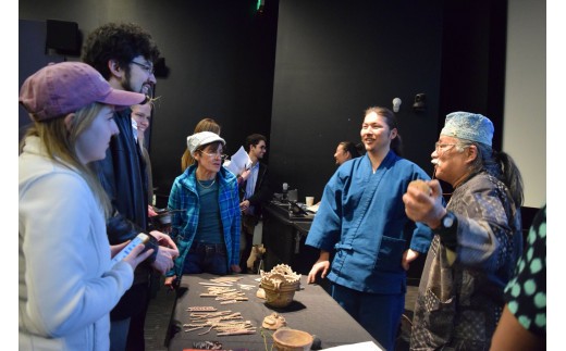 世界中に広がる縄文アート。2019年3月には、米国コロラド州コロラド大学にて講演（写真右から猪風来美術館館長・村上原野さん）