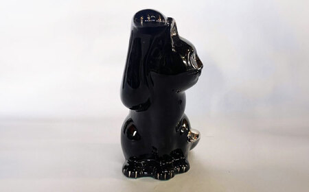 【瀬戸焼】横猫 ブラック プラチナ 右手上げ 17.5cm 化粧箱入り 【スズカ】 / 招き猫 商売繁盛 幸運[BBDJ010]