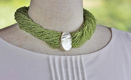 白蝶貝とペリドットを素材にした「ネックレス」貝工房かざはな【NN-17】