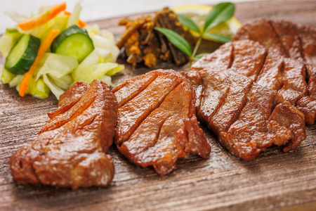 [数量限定] 2026年迎春 おせち 仙台名物 味の牛たん喜助 牛たんおせち 二段重《2025年12月30日配達》(3人前から4人前：計36品目／おせち35品目+牛たん1品目)｜御節 お節 正月 冷凍