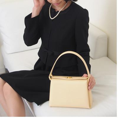 ふるさと納税 御代田町 【濱野皮革工藝のフォーマルバッグ】コキーユ(アイボリー×ゴールド) |  | 02