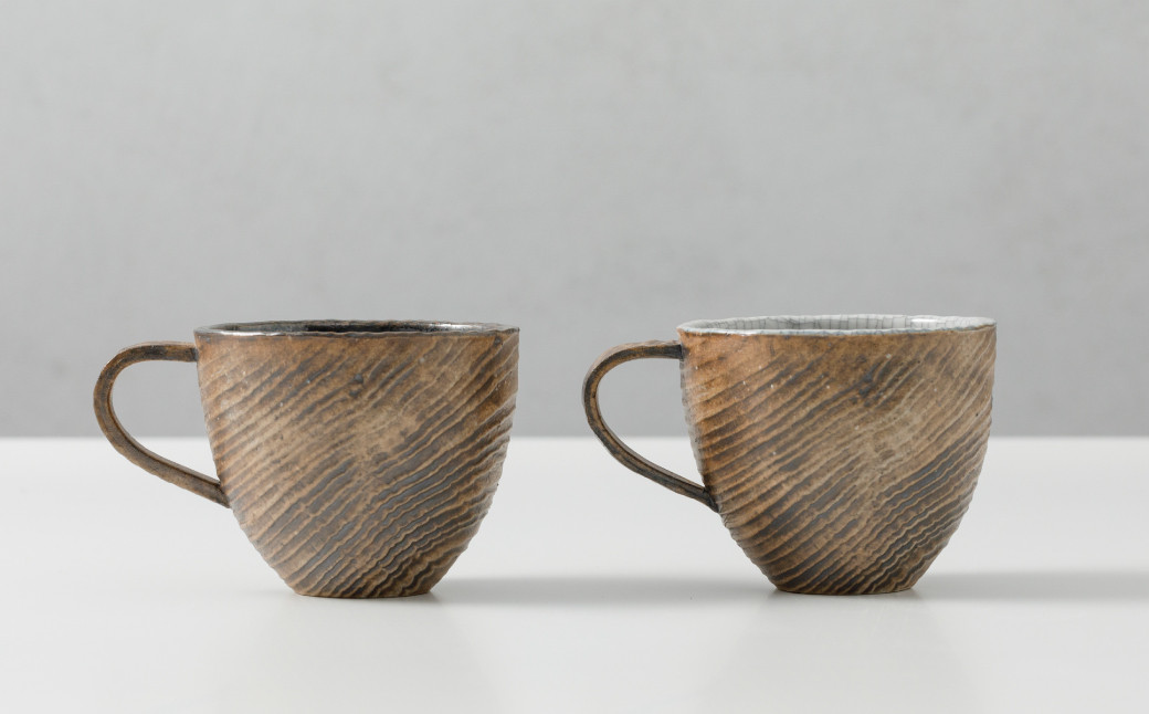 左から黒鉄釉、墨貫入　お好きな方を選んで応援メッセージ欄へご記入ください