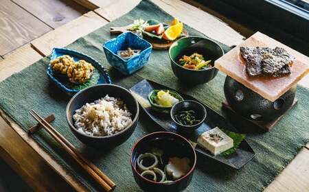 1泊2食2サウナ しいたけの間 休日（金、土、祝前日） 大人2名様 | つづやビレッジ 1泊2食 宿泊 サウナ