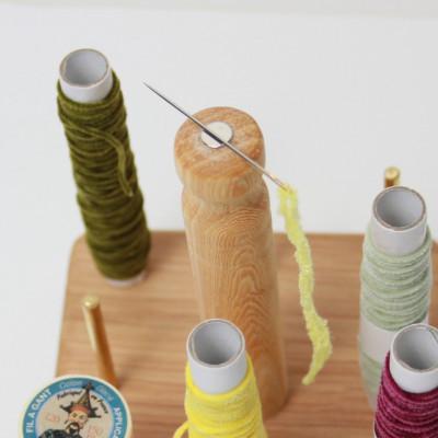 ふるさと納税 猪名川町 エディ工房　糸巻きスタンド　(オーク・真鍮製8本立)　針休め装備 |  | 02