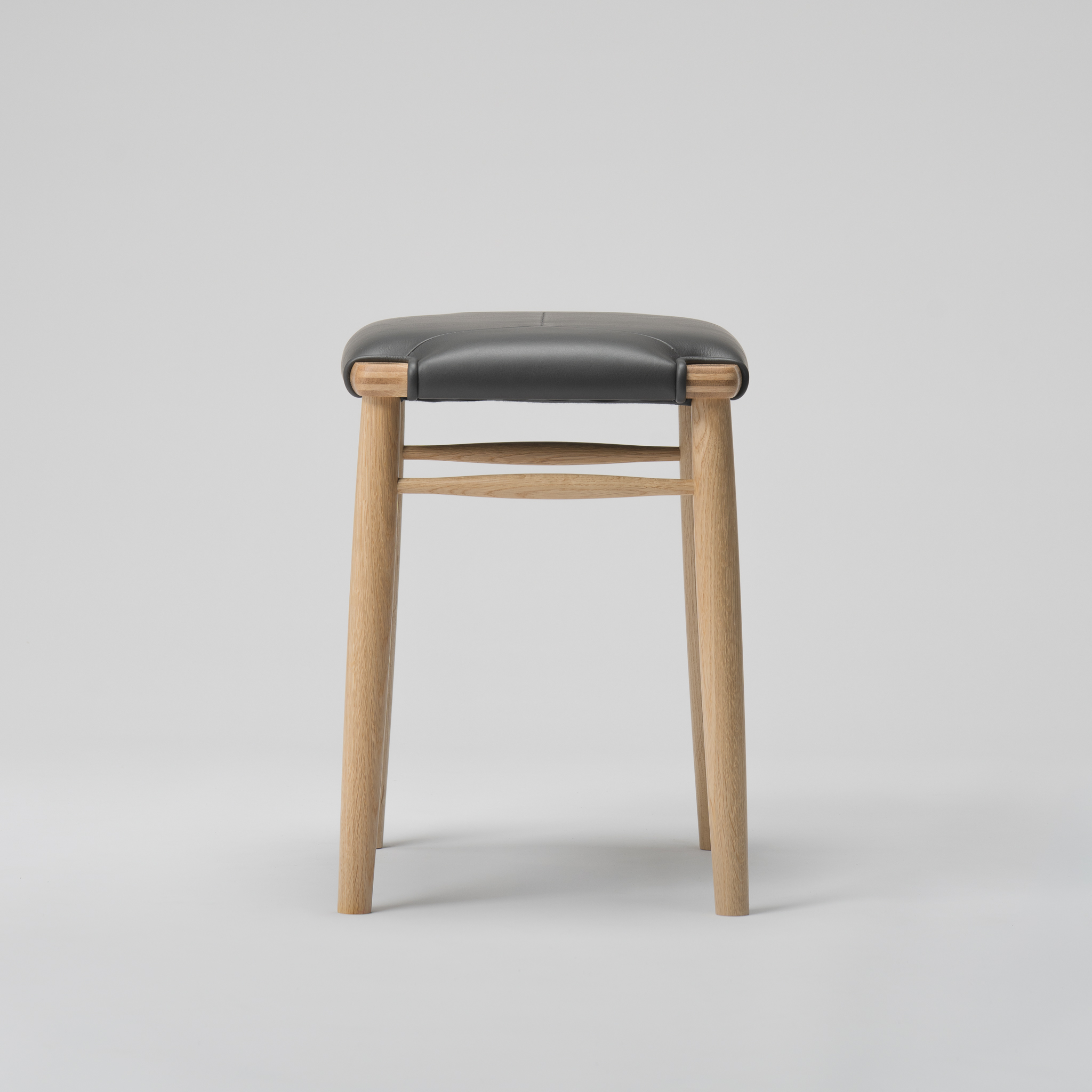 【木と暮らしの工房】 H.O.スツール　4-leg　＜樹種：ナラ／座面：本革（ダークグレー）＞